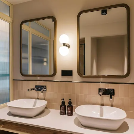 The Social Hub 4*
